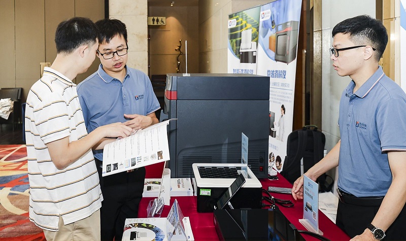 銷售總經(jīng)理為客戶展示商品，耐心答疑解惑